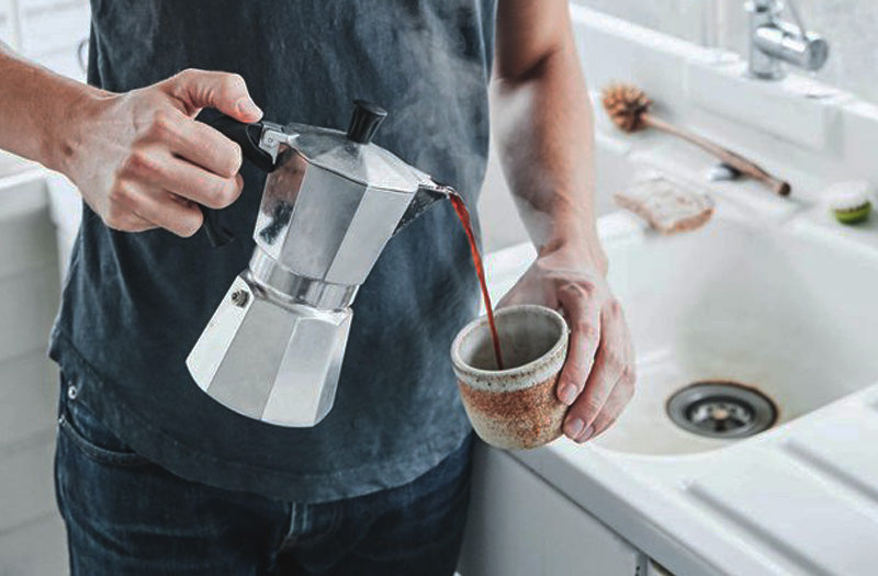 Preparing coffee with the moka pot